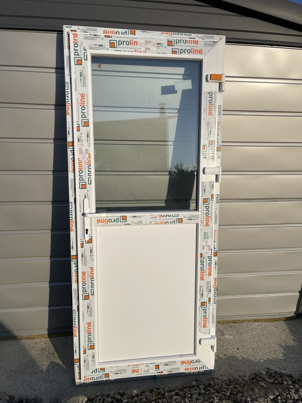 Plastikinės durys 89x205 su stiklu ir XPS užpildu – balta