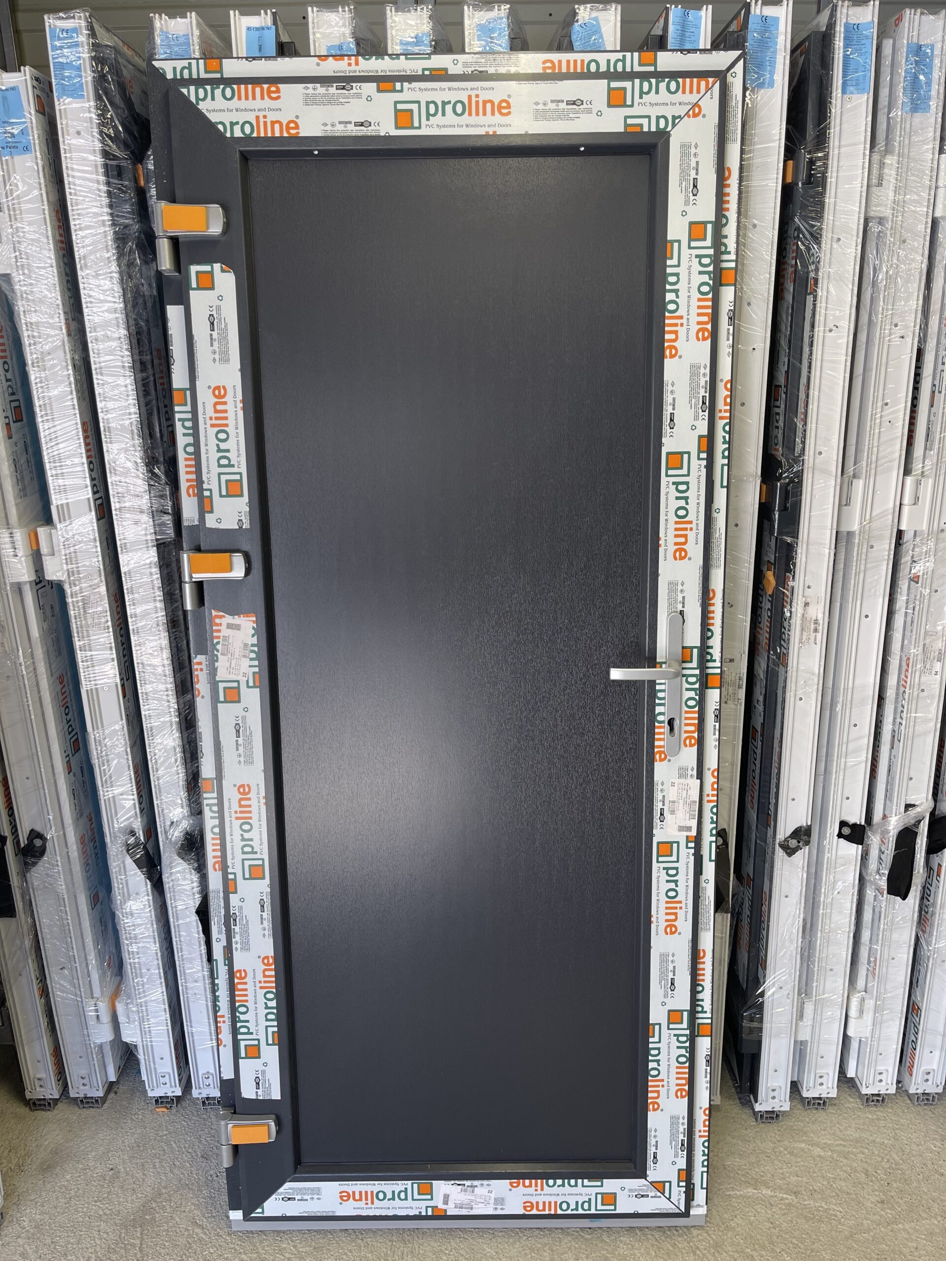Plastikinės durys 110×210 su užpildu, spalva – antracitas/balta