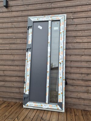 Plastikinės durys su siauru stiklu ir XPS užpildu – 89x205 cm, išorė antracitas - vidus baltas