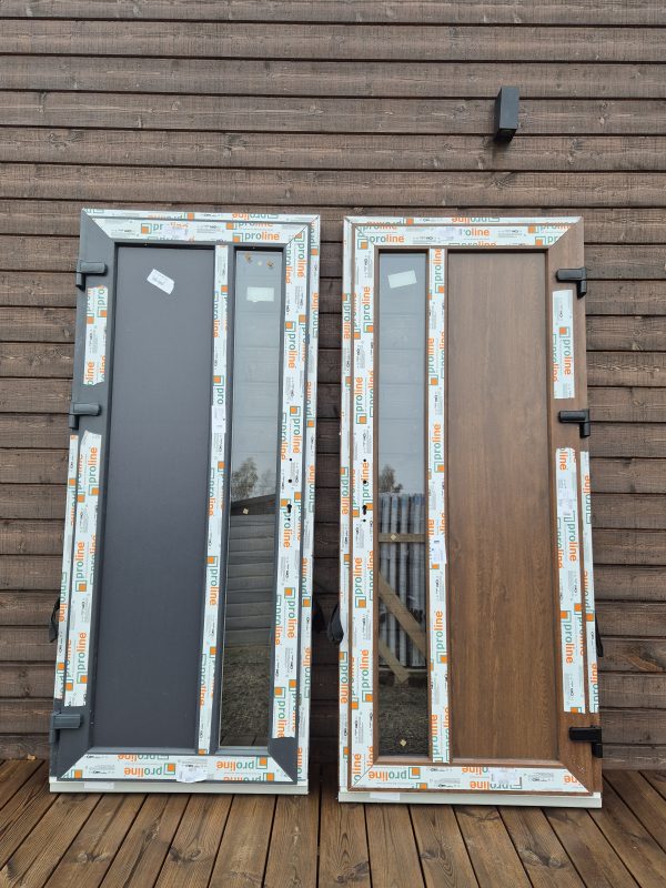 Plastikinės durys su siauru stiklu ir XPS užpildu – 89x205 cm, spalva - riešutas