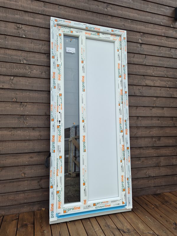 Plastikinės durys su siauru stiklu ir XPS užpildu – 89x205 cm, išorė antracitas - vidus baltas