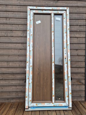 Plastikinės durys su siauru stiklu ir XPS užpildu – 89x205 cm, spalva - riešutas
