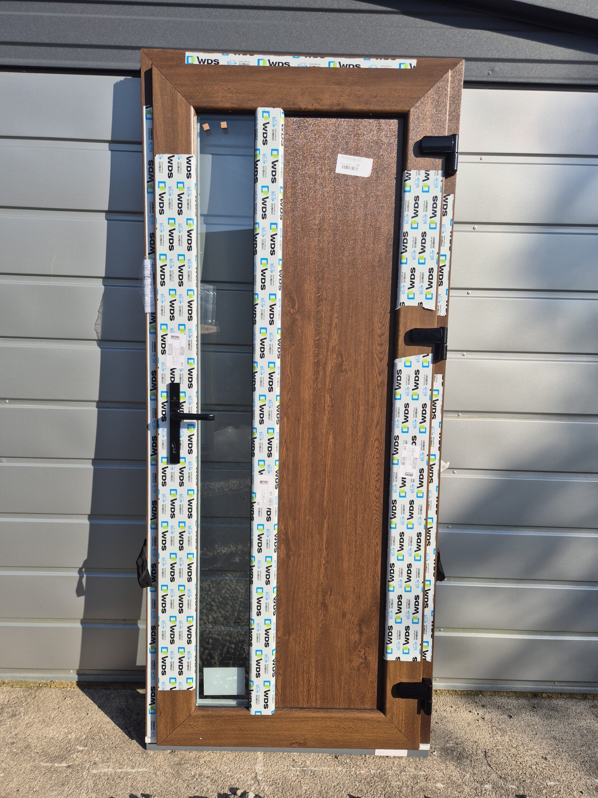 Plastikinės durys su siauru stiklu ir XPS užpildu – 89×205 cm, spalva – riešutas