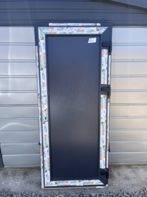 Plastikinės durys 89x205 su užpildu, spalva - antracitas/balta