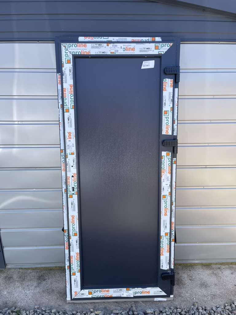 Plastikinės durys 89×205 su užpildu, spalva – antracitas/balta