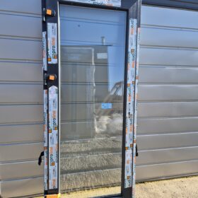 Plastikinės durys 89x205 su pilnu stiklu, išorė - antracitas, vidus baltas