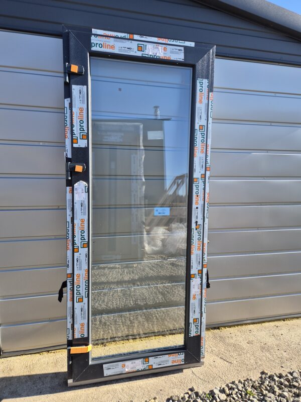 Plastikinės durys 89x205 su pilnu stiklu, išorė - antracitas, vidus baltas