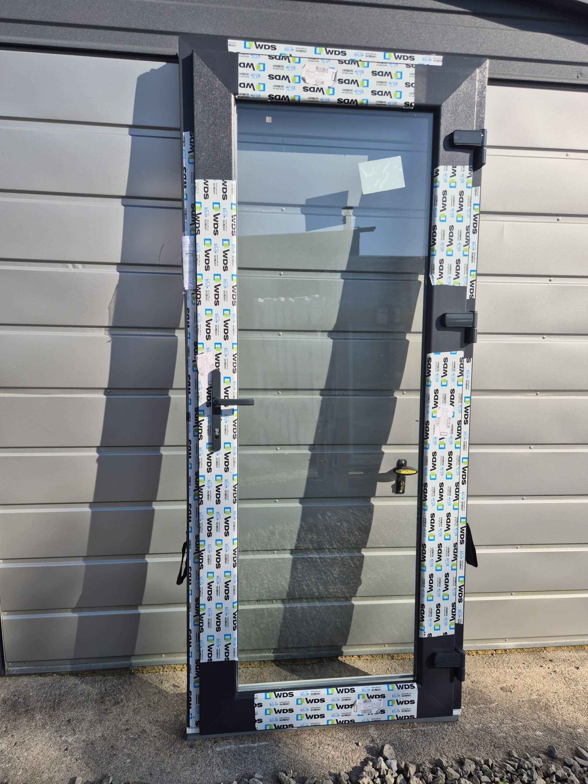 Plastikinės durys 89×205 su pilnu stiklu, išorė – antracitas, vidus baltas